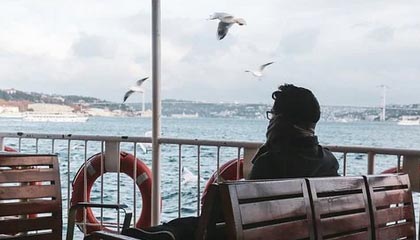 九游游戏在线玩-德甲高压战术下球员冲刺频率与决策质量的平衡机制分析